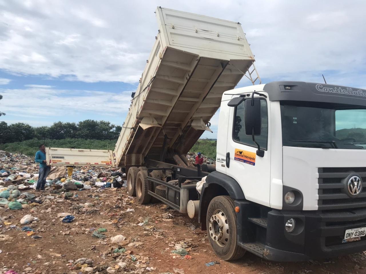 Uruaçu – Empresa cede caminhão caçamba para ajudar na coleta de lixo